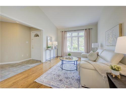 8 Munroe Crescent, Guelph, ON - Indoor Photo Showing Living Room