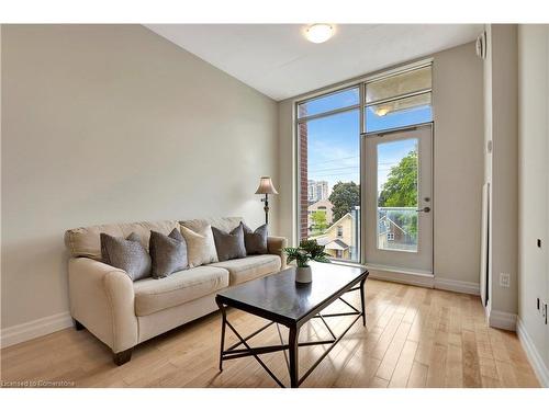 307-42 Bridgeport Road E, Waterloo, ON - Indoor Photo Showing Living Room