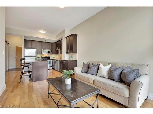 307-42 Bridgeport Road E, Waterloo, ON - Indoor Photo Showing Living Room