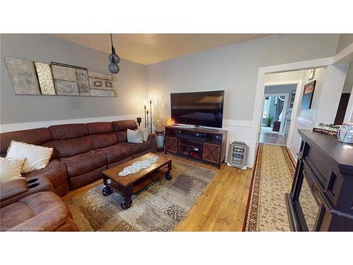 25 Beverly Street, Cambridge, ON - Indoor Photo Showing Living Room