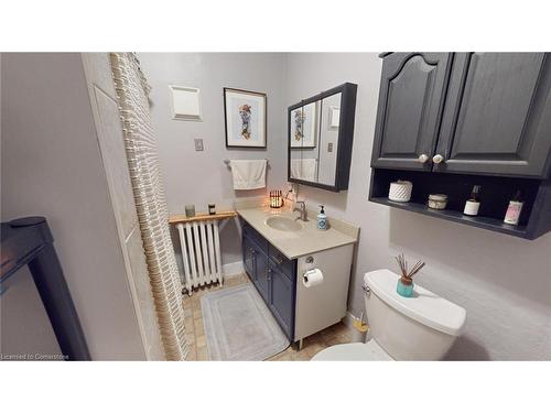 25 Beverly Street, Cambridge, ON - Indoor Photo Showing Bathroom