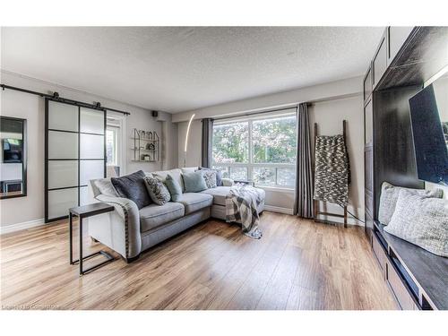 1-20 Westmount Road W, Kitchener, ON - Indoor Photo Showing Living Room