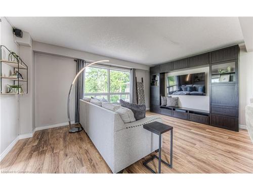 1-20 Westmount Road W, Kitchener, ON - Indoor Photo Showing Living Room