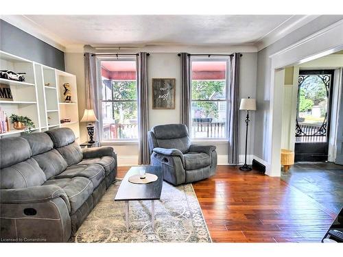 11 First Avenue, Brantford, ON - Indoor Photo Showing Living Room