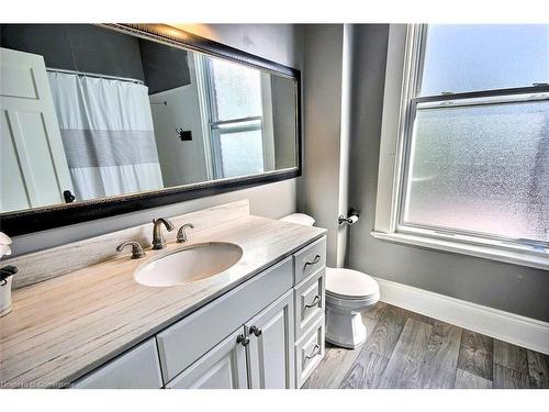 11 First Avenue, Brantford, ON - Indoor Photo Showing Bathroom