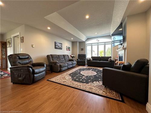 480 Grand Trunk Street, Palmerston, ON - Indoor Photo Showing Living Room