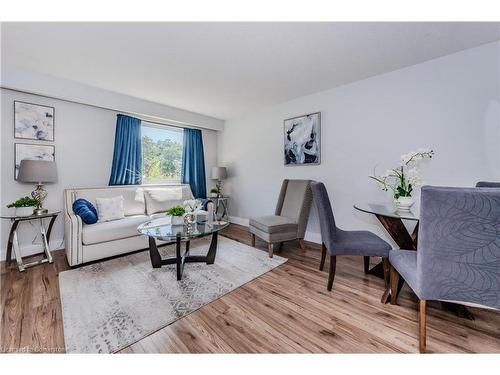 2-165 Green Valley Drive, Kitchener, ON - Indoor Photo Showing Living Room