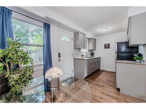 2-165 Green Valley Drive, Kitchener, ON - Indoor Photo Showing Kitchen