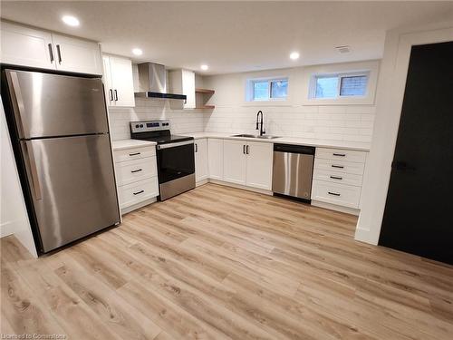 B-210 Melrose Avenue, Kitchener, ON - Indoor Photo Showing Kitchen