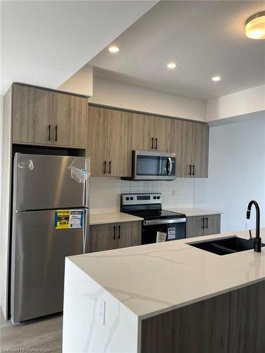 46-99 Roger Street, Waterloo, ON - Indoor Photo Showing Kitchen With Double Sink With Upgraded Kitchen