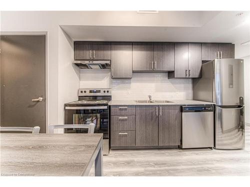 B404-275 Larch Street, Waterloo, ON - Indoor Photo Showing Kitchen