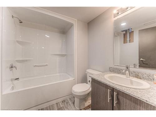 B404-275 Larch Street, Waterloo, ON - Indoor Photo Showing Bathroom