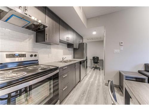 B404-275 Larch Street, Waterloo, ON - Indoor Photo Showing Kitchen With Upgraded Kitchen