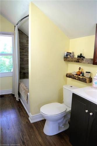 205 St Andrews Street, Cambridge, ON - Indoor Photo Showing Bathroom