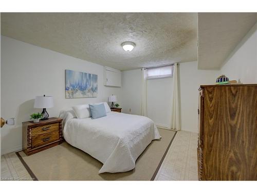 95 Hillsborough Crescent, Kitchener, ON - Indoor Photo Showing Bedroom