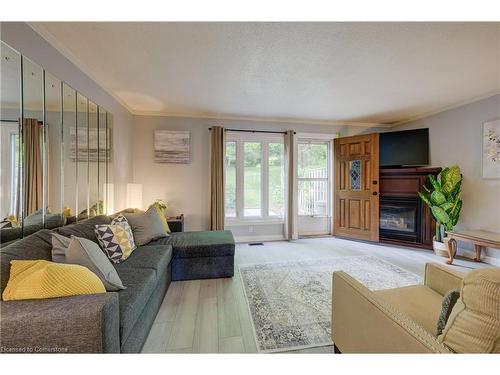 34-206 Green Valley Drive, Kitchener, ON - Indoor Photo Showing Living Room With Fireplace