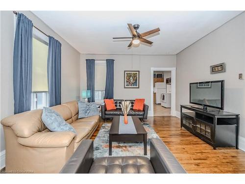 70 Beverly Street, Cambridge, ON - Indoor Photo Showing Living Room