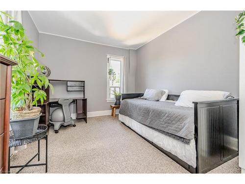 70 Beverly Street, Cambridge, ON - Indoor Photo Showing Bedroom