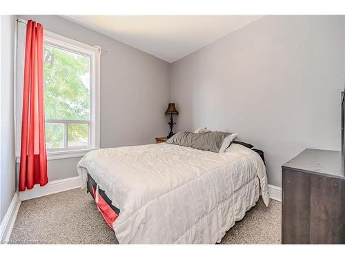 70 Beverly Street, Cambridge, ON - Indoor Photo Showing Bedroom