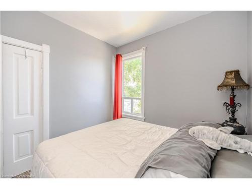 70 Beverly Street, Cambridge, ON - Indoor Photo Showing Bedroom