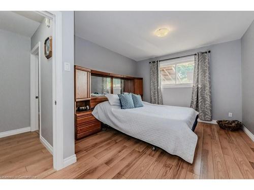 199 Fourth Avenue, Kitchener, ON - Indoor Photo Showing Bedroom