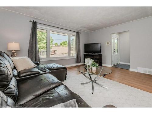 199 Fourth Avenue, Kitchener, ON - Indoor Photo Showing Living Room