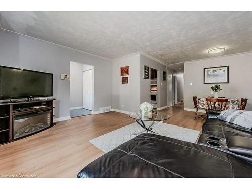 199 Fourth Avenue, Kitchener, ON - Indoor Photo Showing Living Room