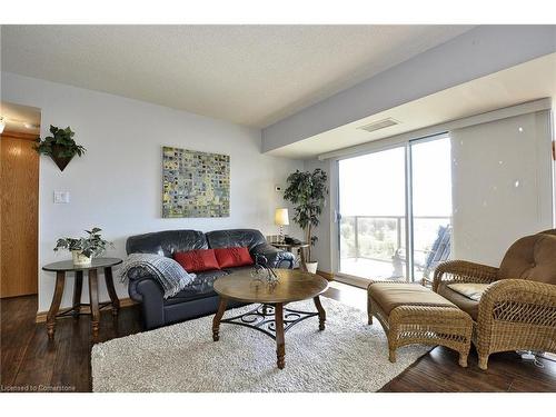 611-237 King Street W, Cambridge, ON - Indoor Photo Showing Living Room