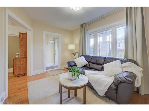 202 Queensdale Avenue, Toronto, ON - Indoor Photo Showing Living Room