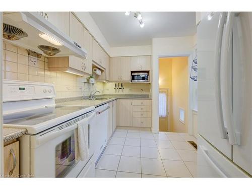 202 Queensdale Avenue, Toronto, ON - Indoor Photo Showing Kitchen