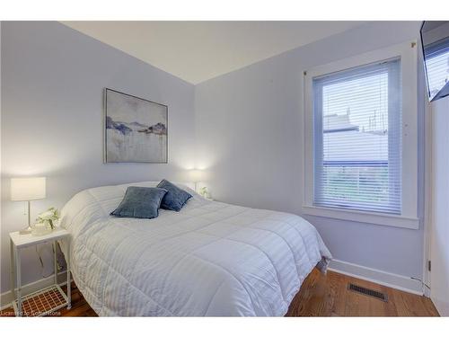 202 Queensdale Avenue, Toronto, ON - Indoor Photo Showing Bedroom