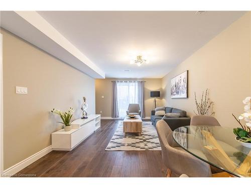 4-122 Courtland Avenue E, Kitchener, ON - Indoor Photo Showing Living Room