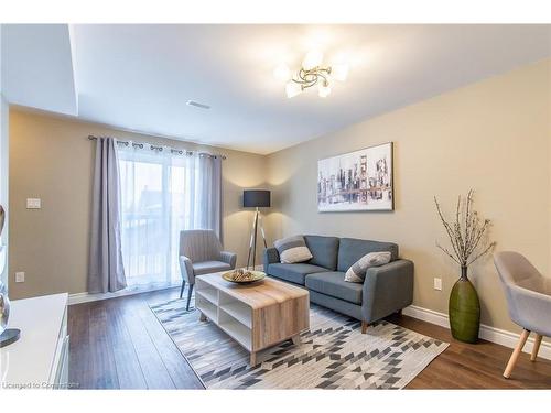 4-122 Courtland Avenue E, Kitchener, ON - Indoor Photo Showing Living Room