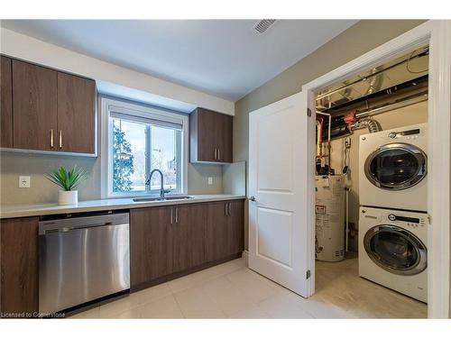 4-122 Courtland Avenue E, Kitchener, ON - Indoor Photo Showing Laundry Room