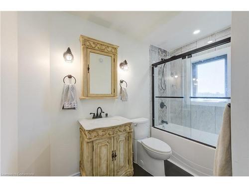 9617 Currie Road, Dutton, ON - Indoor Photo Showing Bathroom