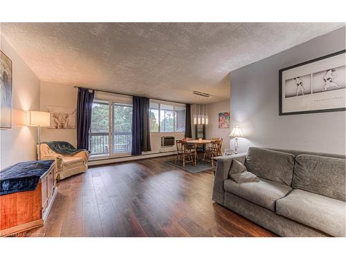 406-944 Caledonian View, Cambridge, ON - Indoor Photo Showing Living Room