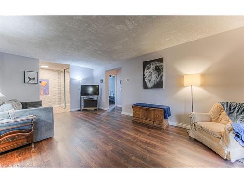 406-944 Caledonian View, Cambridge, ON - Indoor Photo Showing Living Room