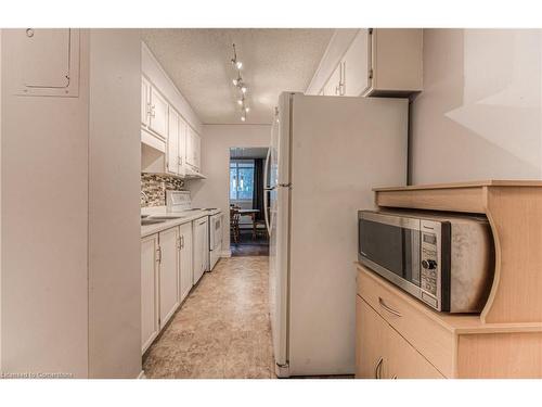 406-944 Caledonian View, Cambridge, ON - Indoor Photo Showing Kitchen