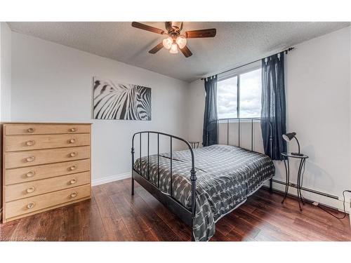 406-944 Caledonian View, Cambridge, ON - Indoor Photo Showing Bedroom