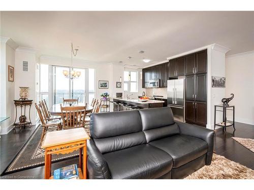 1701-144 Park Street, Waterloo, ON - Indoor Photo Showing Living Room