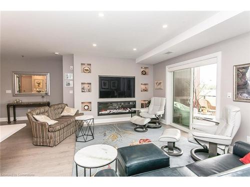 205-249 Grey Silo Road, Waterloo, ON - Indoor Photo Showing Living Room