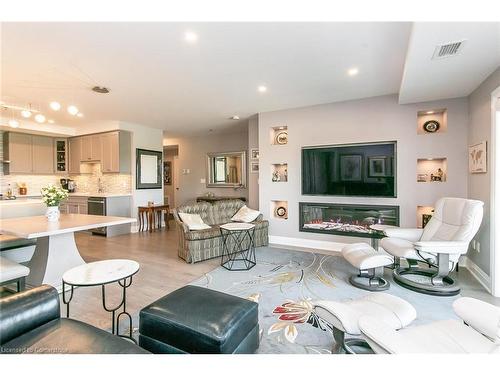 205-249 Grey Silo Road, Waterloo, ON - Indoor Photo Showing Living Room