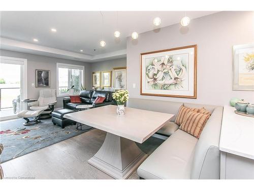 205-249 Grey Silo Road, Waterloo, ON - Indoor Photo Showing Living Room