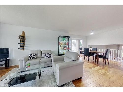 80 Burnham Court, Stratford, ON - Indoor Photo Showing Living Room