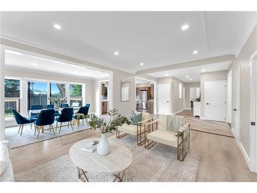 445 Arvilla Boulevard, London, ON - Indoor Photo Showing Living Room