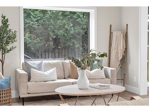 445 Arvilla Boulevard, London, ON - Indoor Photo Showing Living Room