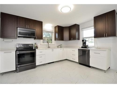 142 Winston Boulevard, Cambridge, ON - Indoor Photo Showing Kitchen