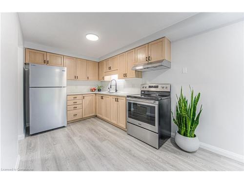 39 Watercress Court, Kitchener, ON - Indoor Photo Showing Kitchen