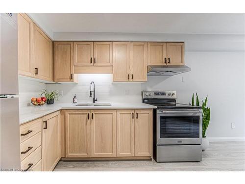 39 Watercress Court, Kitchener, ON - Indoor Photo Showing Kitchen