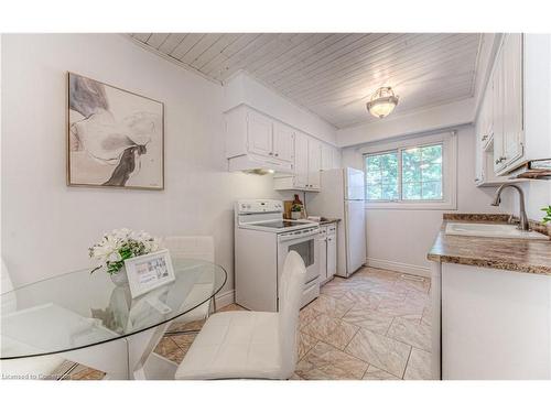 572 Strasburg Road, Kitchener, ON - Indoor Photo Showing Kitchen